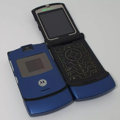 Motorola RAZR V3 Unlocked Flip GSM 850 /900 /1800 /1900 Bluetooth Mobile Phone