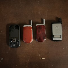 Lot of 4 Flip Phones 1 Samsung – 1 – Motorola – 2 – Verizon PARTS OR REPAIR ONLY