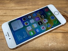 Apple iPhone 8 – 64GB – Gold (Unlocked) A1863 – Works – Cracked Glass