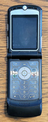 Motorola RAZR V3 – Black and Silver ( AT&T ) Cellular GSM Flip Phone