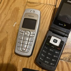 7 Flip Phones lot, iPod Shuffle, iPod Touch, Battery, Untested Read Description