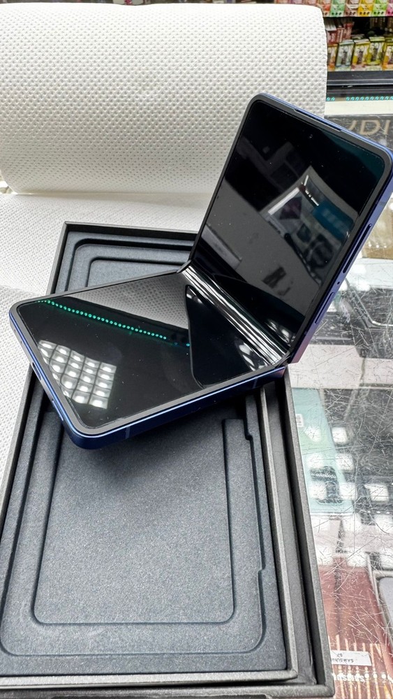 Samsung Galaxy Z Flip 7 – 256GB – Blue Shadow – Open Box – Factory Unlocked