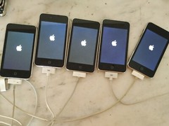 Lot of 21 Apple iPod Touch 1st, 2nd, 3rd,32GB(3pcs)16GB(3pcs)8GB(15pcs)for parts