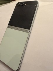 Samsung Galaxy Z Flip5 256GB Factory Unlocked – Mint Green -SM-F731U