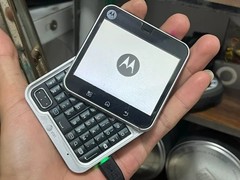 Motorola MB511 Flipout 3G 512MB Classic Square Compact Slide Mobile Phone Music