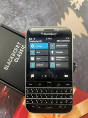 BlackBerry Classic Q20 SQC100-4 16 GB – (Unlocked) 4G Qwerty Keyboard Phone XMAS