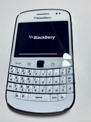 BlackBerry Bold 9900 8GB -(WHITE) + (Unlocked)+ ON SALE~ LAST 2 ！！