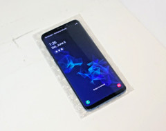 Excellent Samsung Galaxy S9+ SM-G965U (Unlocked) Coral Blue Smartphone + Extras