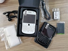 BLACKBERRY 9900 BOLD – 8 GB – Black / White 3G (Unlocked) Free Shipping z9