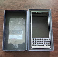 BlackBerry KEY2 Silver Android-powered smartphone 64 GB – Locked