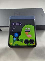 Motorola Moto RAZR 60 2025 256GB Unlocked – Pantone Gibraltar Sea (Blue) XT2553