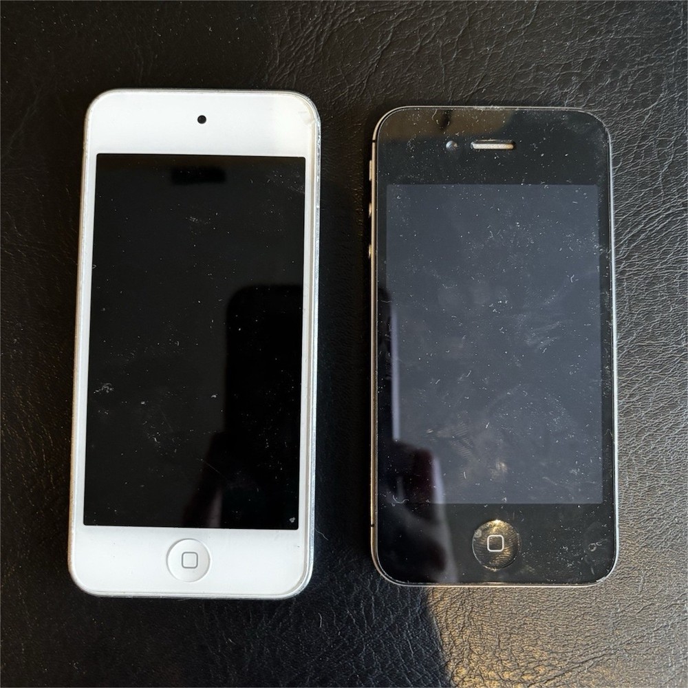 Apple iPhone 4 A1349 Black + iPod touch Silver Bundle, 3.5in, 5-7.9MP, GSM
