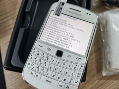 BLACKBERRY 9900 BOLD – 8 GB – Black / White 3G Unlocked