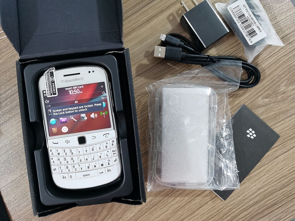 BLACKBERRY 9900 BOLD – 8 GB – Black / White 3G Unlocked