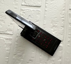 Sony Erricson SO903iTV Black Docomo FOMA Japanese Flip Phone Keitai