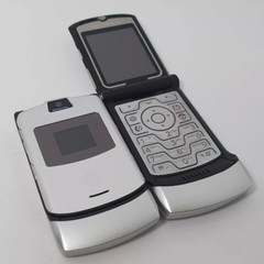 Motorola RAZR V3 Unlocked Flip GSM 850 /900 /1800 /1900 Bluetooth Mobile Phone