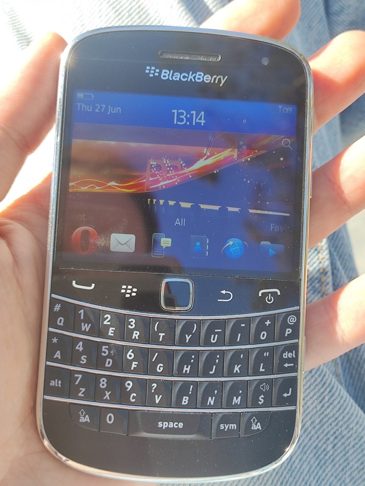 BlackBerry Bold 9900 – 8GB – Black (Unlocked) Smartphone
