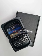 BlackBerry 9720 Unlocked Cellphone 3G WIFI 5MP Camera FM Radio GPS Black & Pink