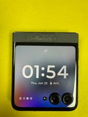 Motorola Razr 2024 – 256GB – Koala Gray – XT2453 (Unlocked) – Worn Fabric