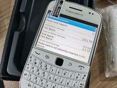 BLACKBERRY 9900 BOLD – 8 GB – Black / White 3G (Unlocked) Free Shipping z9