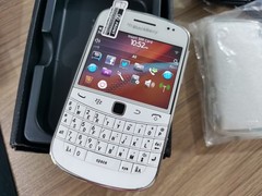 BLACKBERRY 9900 BOLD – 8 GB – Black / White 3G (Unlocked) Free Shipping z9